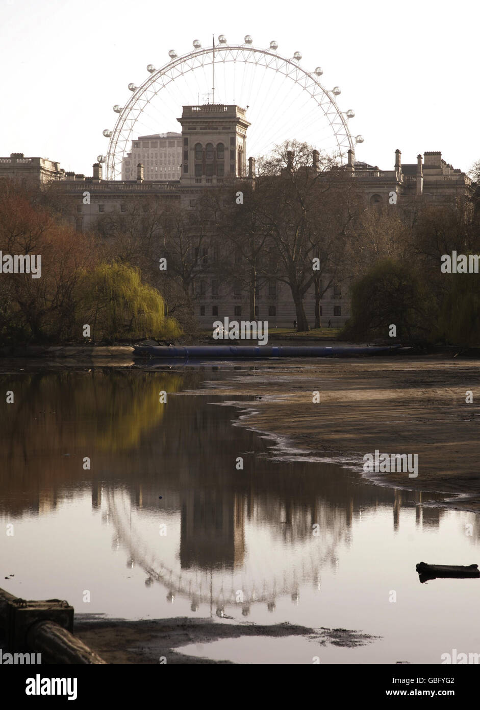 Vue sur le lac drainé pour améliorer la qualité de l'eau dans le parc St James's à Londres. Banque D'Images