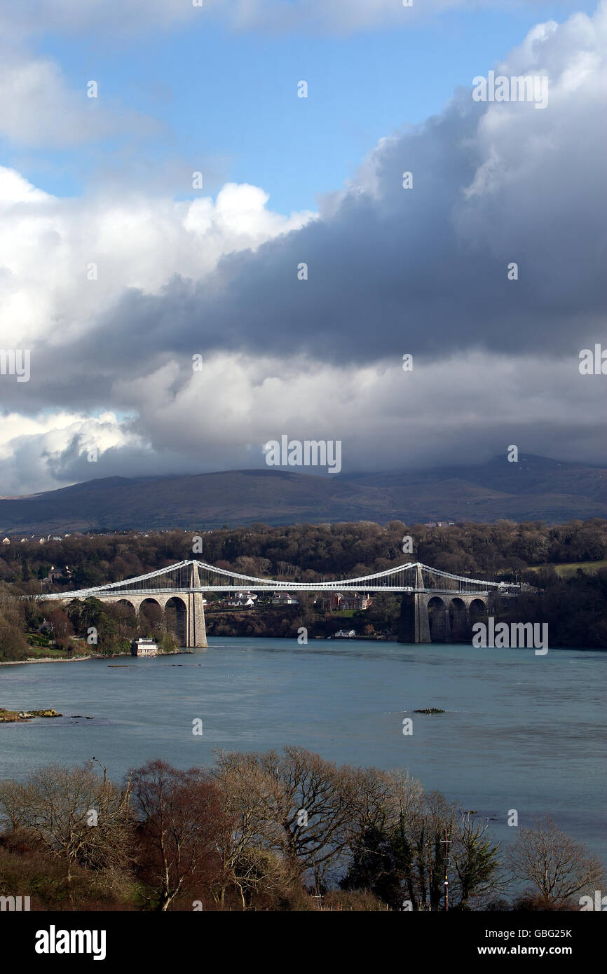 Pont suspendu de Menai qui traverse le détroit de Menai entre Anglesey et le continent du nord du pays de Galles. Conçu par Thomas Telford et terminé en 1826. Banque D'Images