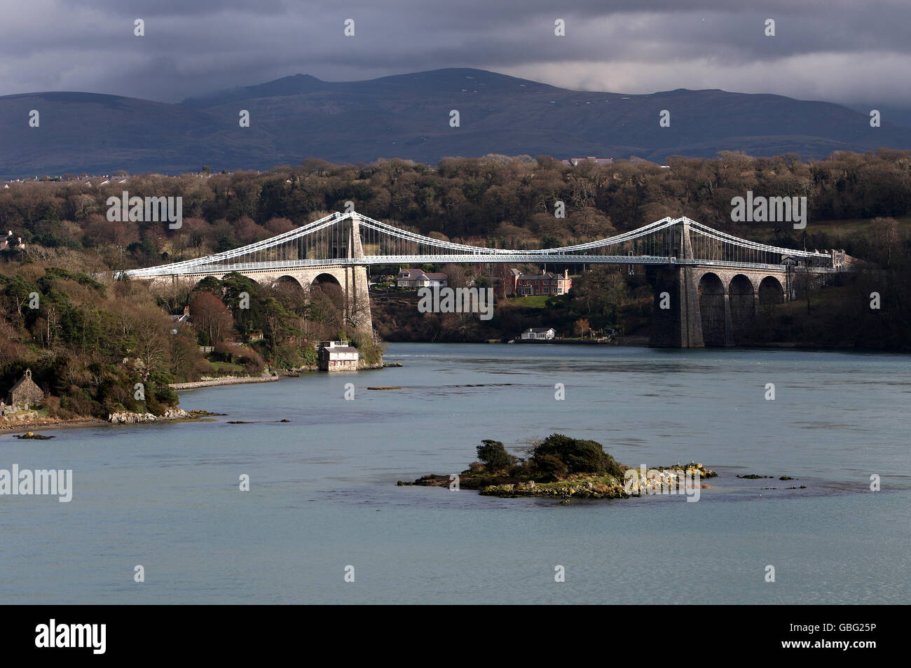 Pont suspendu de Menai qui traverse le détroit de Menai entre Anglesey et le continent du nord du pays de Galles. Conçu par Thomas Telford et terminé en 1826. Banque D'Images