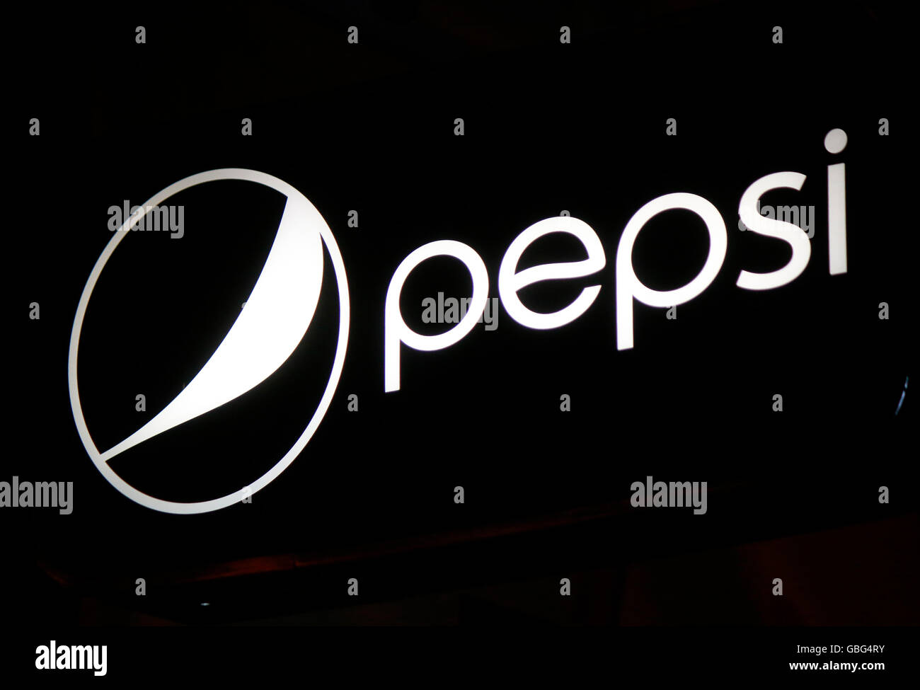 Logo das der Marke "Pepsi Cola", Swinemuende, Polen. Banque D'Images