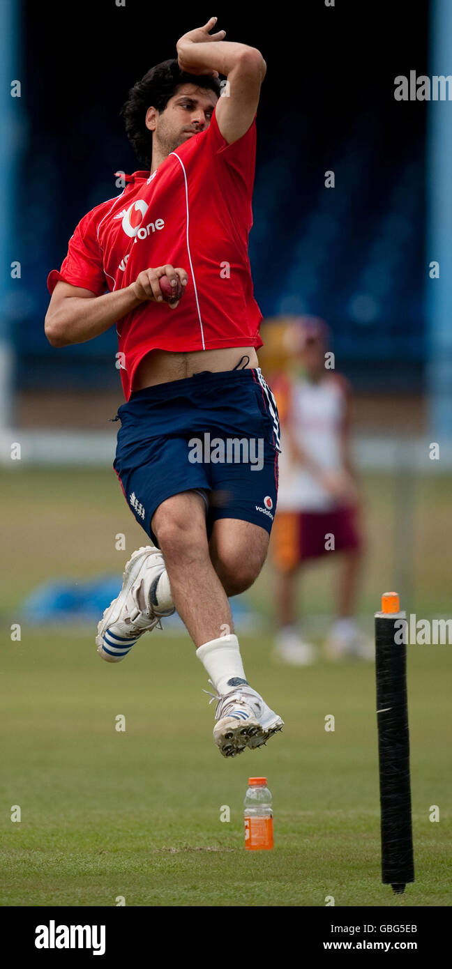 Amjad Khan d'Angleterre pendant une session de filets au terrain de sport de St Marys, Port of Spain, Trinidad. Banque D'Images