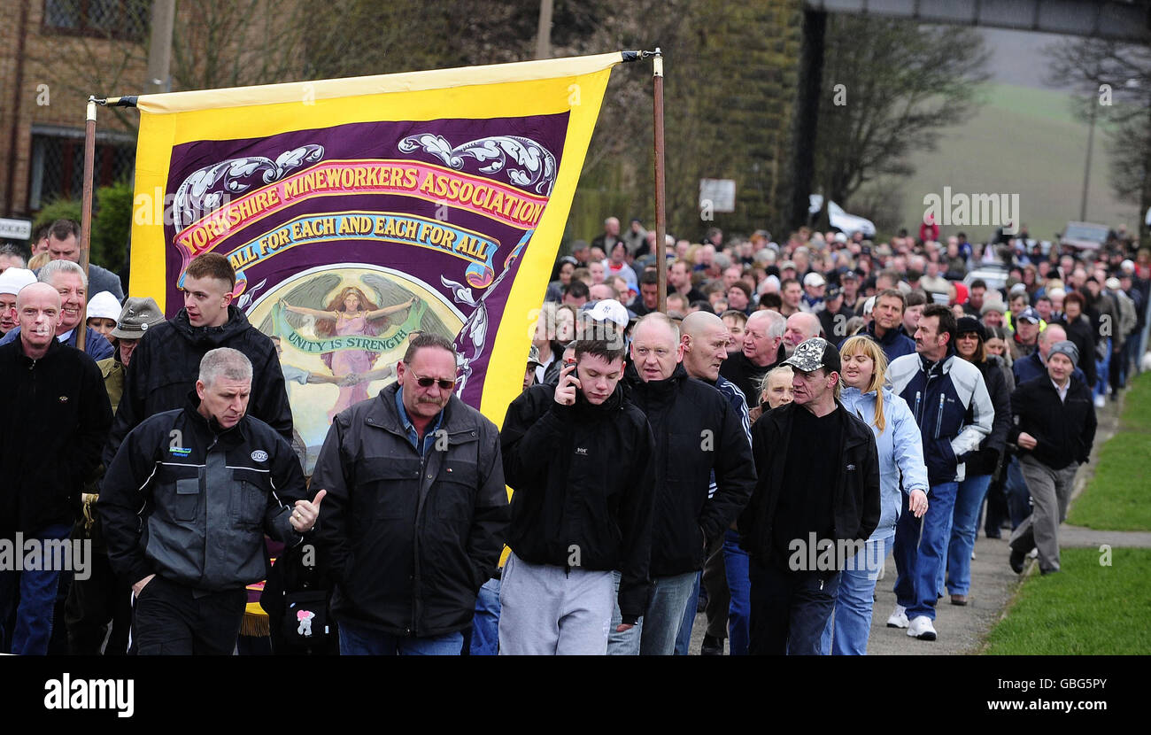 L'ancienne mine de charbon Silverwood et les mineurs de South Yworks se sont produits lors d'une marche à Rotherham, dans le Yorkshire, pour souligner le 25e anniversaire de la grève des mineurs. Banque D'Images