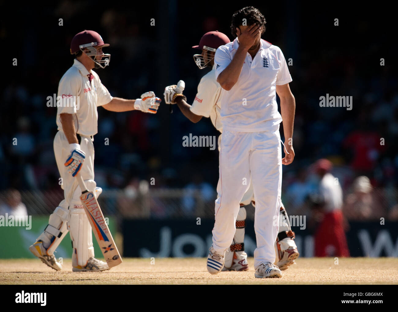 Amjad Khan, d'Angleterre, réagit après le cinquième test à Queen's Park Oval, Port of Spain, Trinidad. Banque D'Images