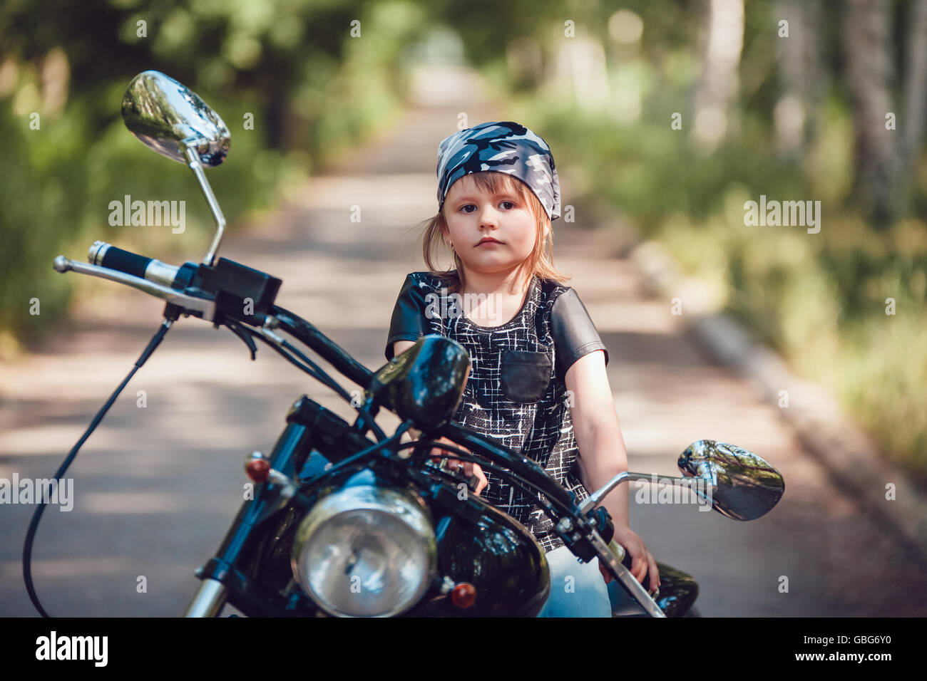 Petite fille sur une moto Photo Stock - Alamy