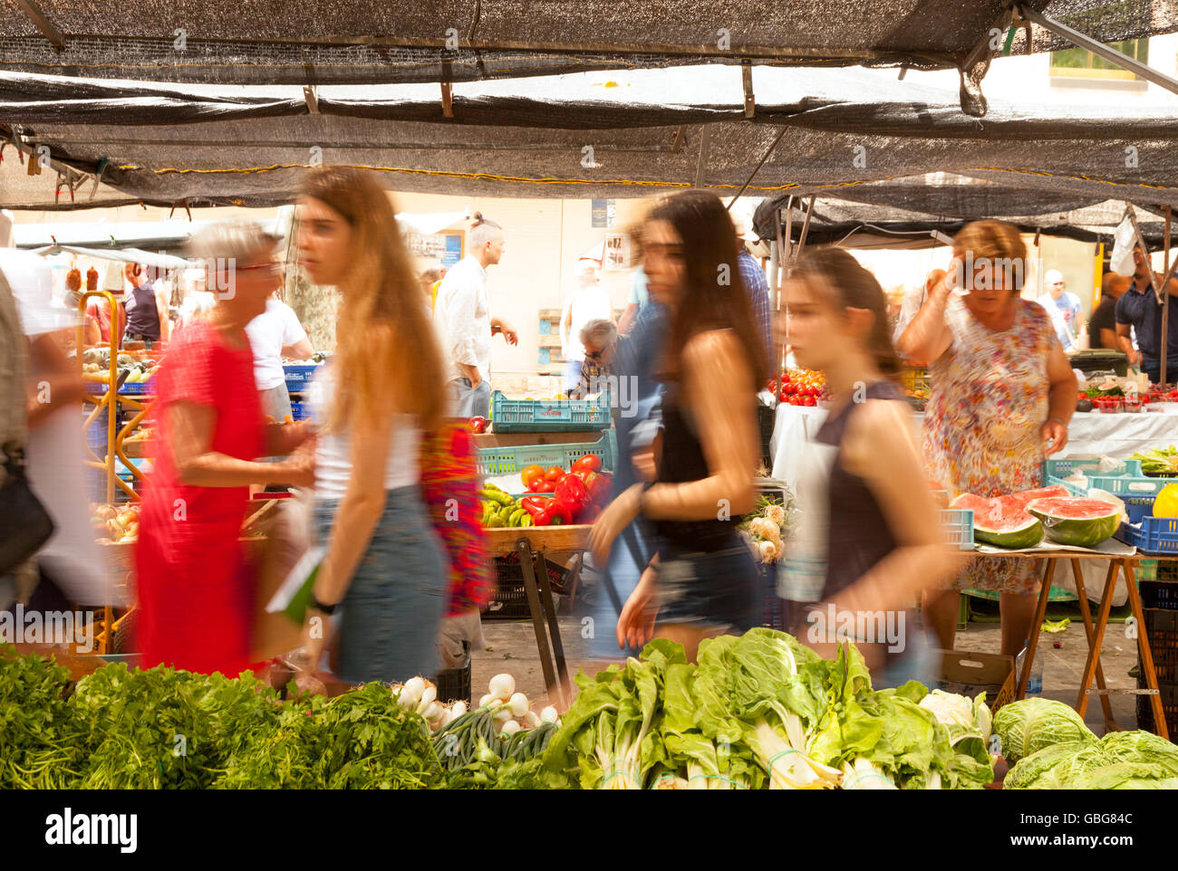 Les femmes shopping, Pollensa, Mallorca marché alimentaire ( ) Majorque, îles Baléares, Espagne Europe Banque D'Images