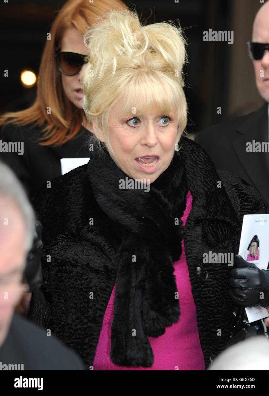 Barbara Windsor assiste aux funérailles de Wendy Richard à l'église paroissiale St Marylebone, Marylebone Road, dans le centre de Londres. Banque D'Images