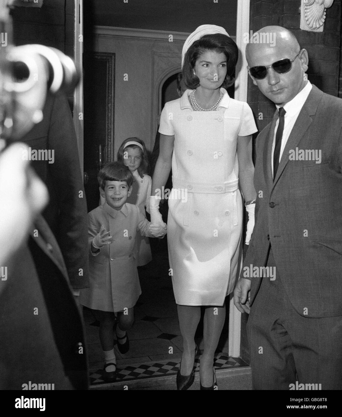 Jacqueline Kennedy et ses enfants Caroline et John, quittant la maison de Londres de la sœur de Mme Kennedy Lee Radziwill, à Buckingham place, pour que Runnymede assiste à l'inauguration par la reine Elizabeth II du mémorial britannique pour assassiner le président américain John F Kennedy. Banque D'Images