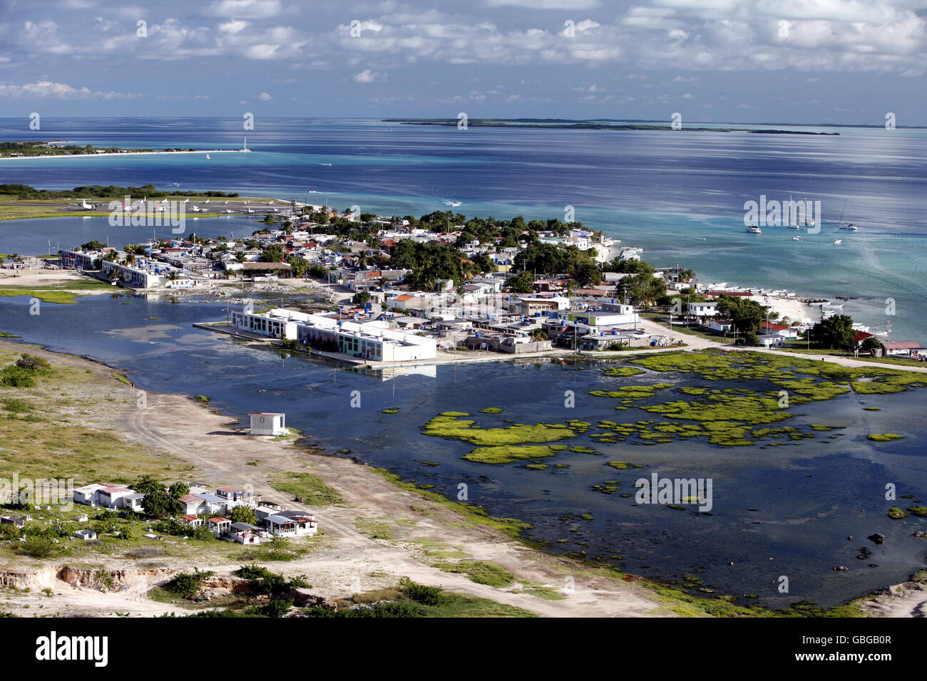 Le village sur l'île de Gran Roque à l'Îles Los Roques dans la mer des caraïbes du Venezuela. Banque D'Images