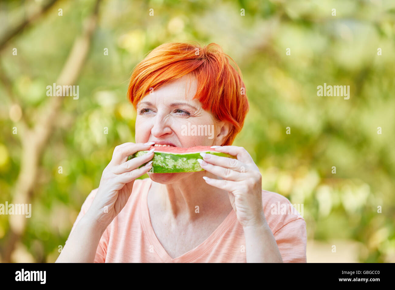 Senior woman une alimentation saine pastèque en été Banque D'Images