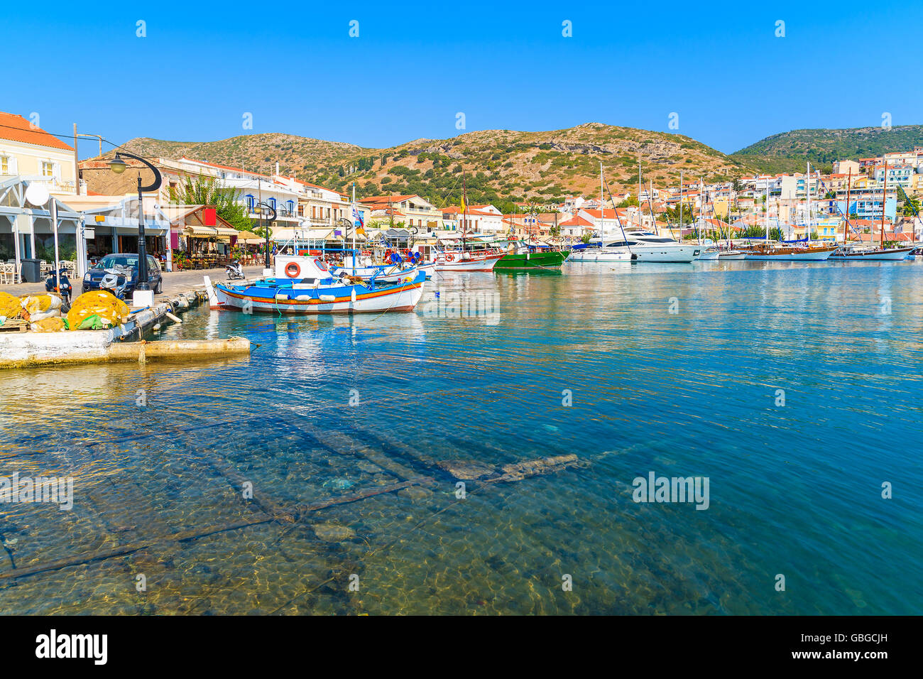 Une vue de Pythagorion port sur la côte de l'île de Samos, Grèce Banque D'Images