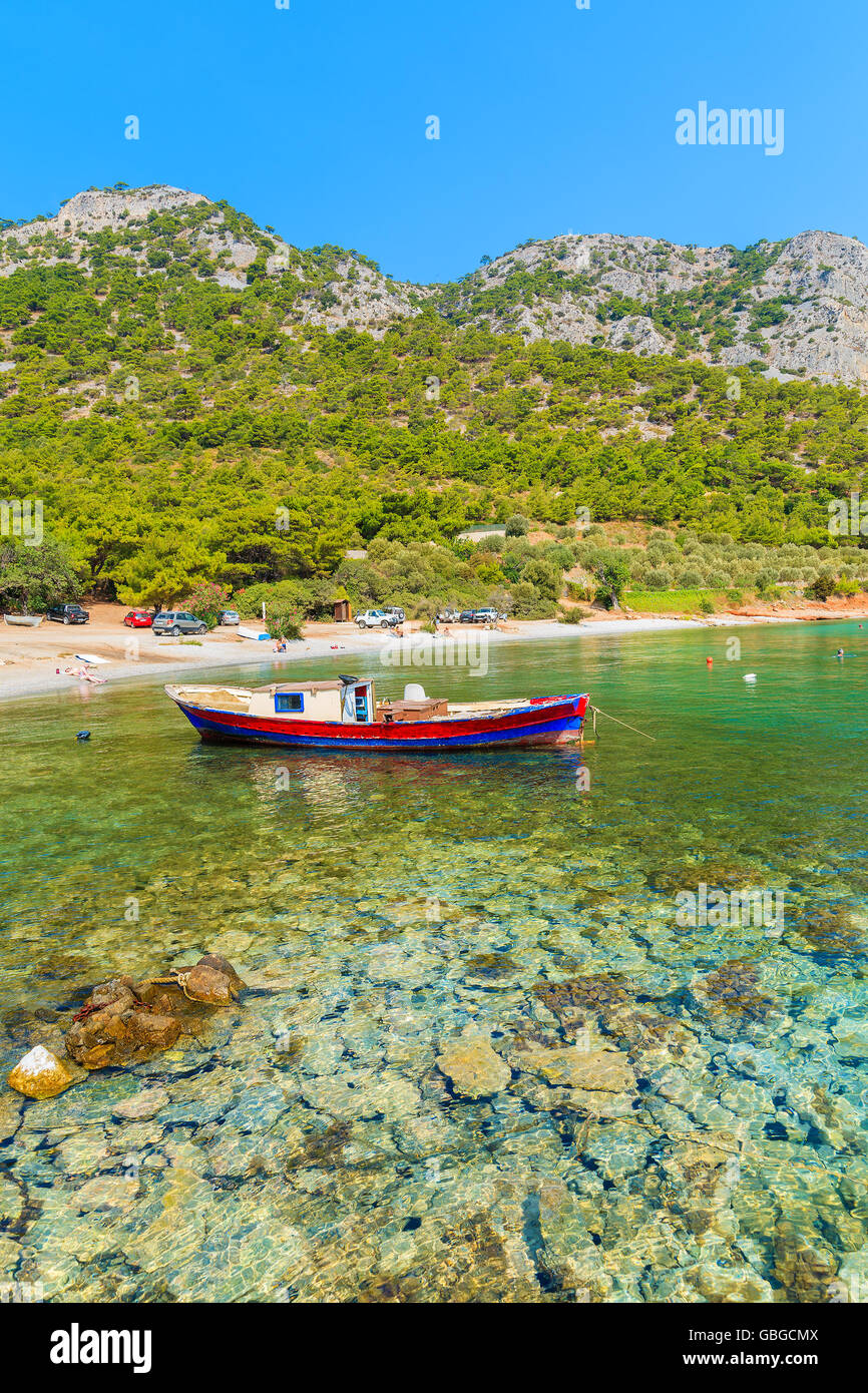 Bateau de pêche traditionnel de la baie de la mer sur une plage isolée, l'île de Samos, Grèce Banque D'Images