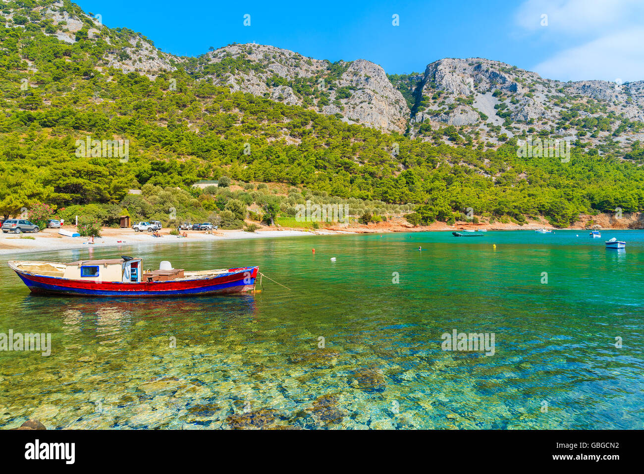 Bateau de pêche en baie magnifique avec des montagnes en arrière-plan, l'île de Samos, Grèce Banque D'Images