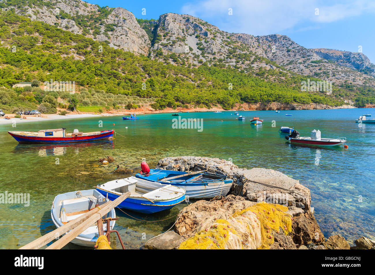 Bateaux de pêche traditionnelle dans la baie de la mer sur une plage isolée, l'île de Samos, Grèce Banque D'Images