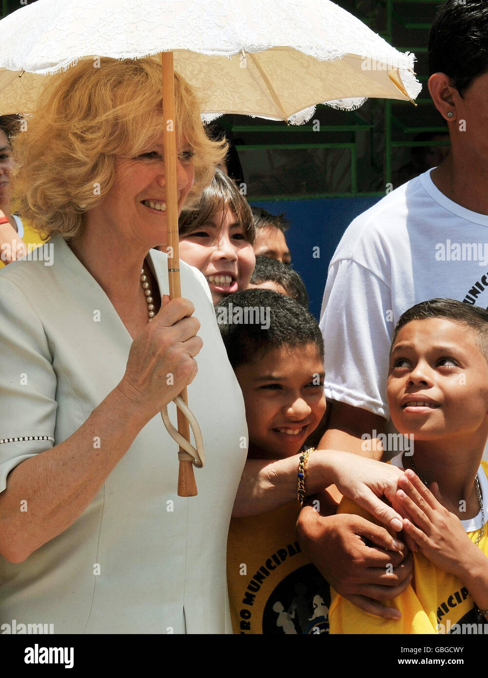 La duchesse de Cornouailles tient un garçon pendant une séance de photo, dans un centre communautaire de Manaus, dans le centre du Brésil, cet après-midi. Banque D'Images