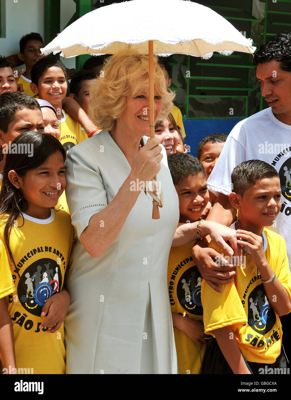 La duchesse de Cornouailles tient la main d'un garçon lors d'une séance de photo, dans un centre communautaire de Manaus, dans le centre du Brésil, cet après-midi. Banque D'Images