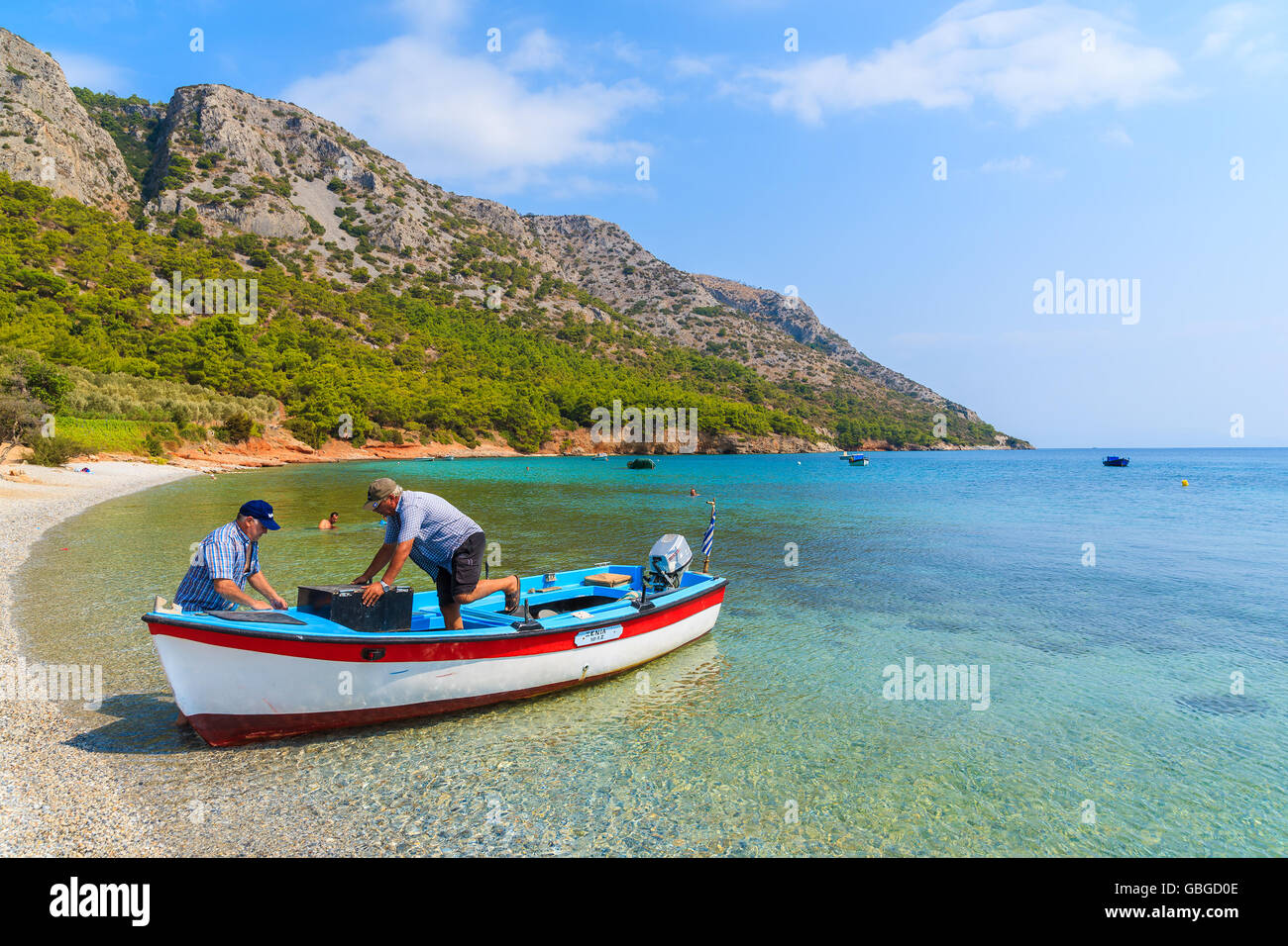 L'île de Samos, Grèce - Sep 20, 2015 : les pêcheurs arrivant à belle plage de bateau de pêche typiquement grec sur l'île de Samos, le GRE Banque D'Images