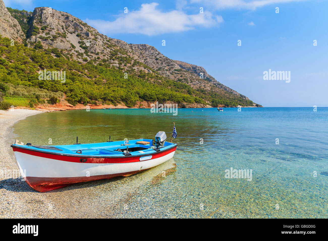 Bateau de pêche traditionnel grec dans la baie de la mer sur une plage isolée, l'île de Samos, Grèce Banque D'Images