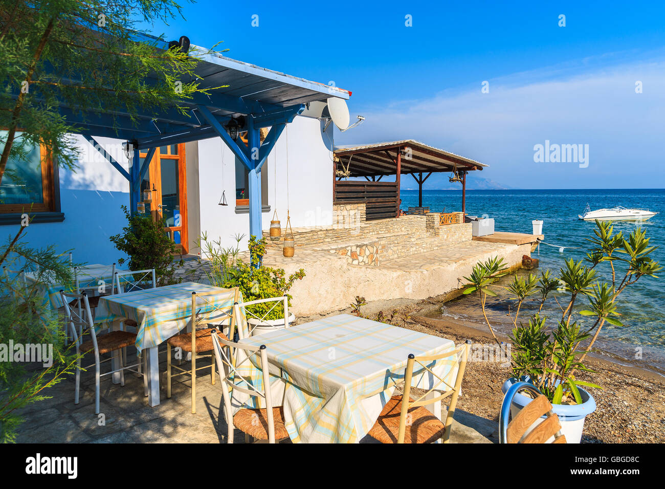 Dans une taverne grecque typique petit village de pêcheurs sur la côte de l'île de Samos, Grèce Banque D'Images