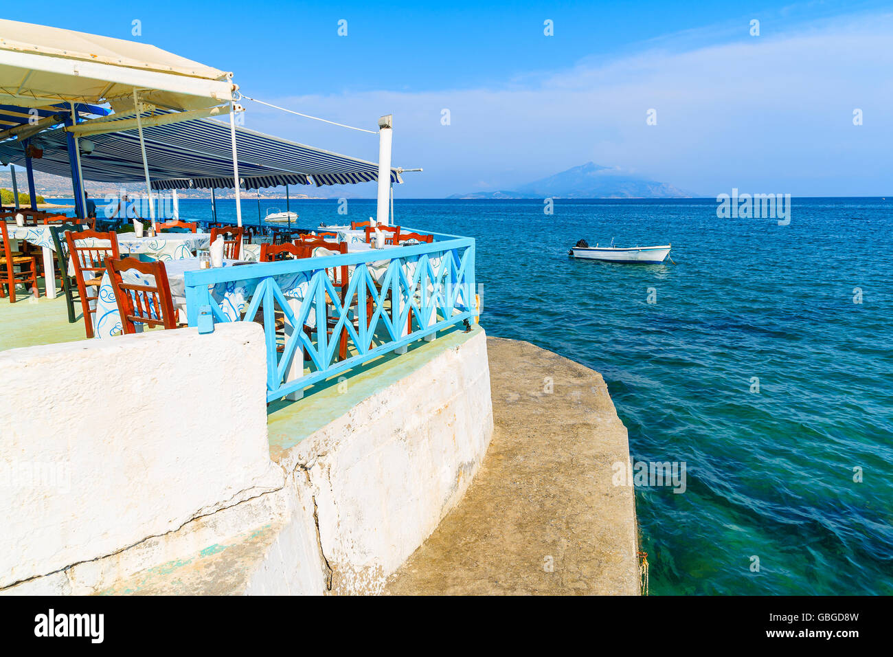 Taverne grecque traditionnelle dans petit village sur la côte de l'île de Samos, Grèce Banque D'Images