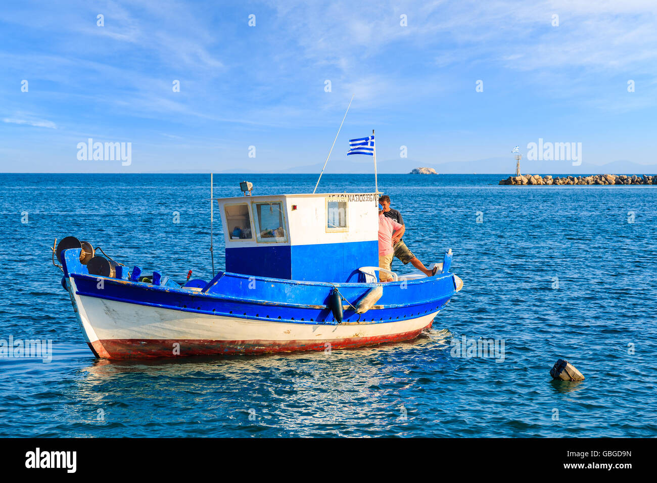 L'île de Samos, Grèce - Sep 20, 2015 : bateau de pêche grec sur la mer bleue avec deux pêcheurs à bord, l'île de Samos, en Grèce. Banque D'Images