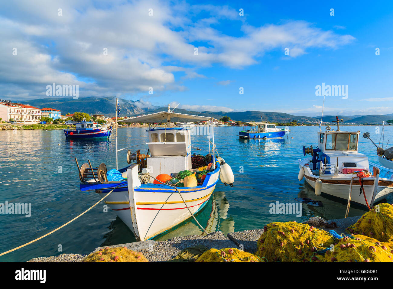 Bateaux de pêche dans le port grec au lever du soleil, l'île de Samos, Grèce Banque D'Images