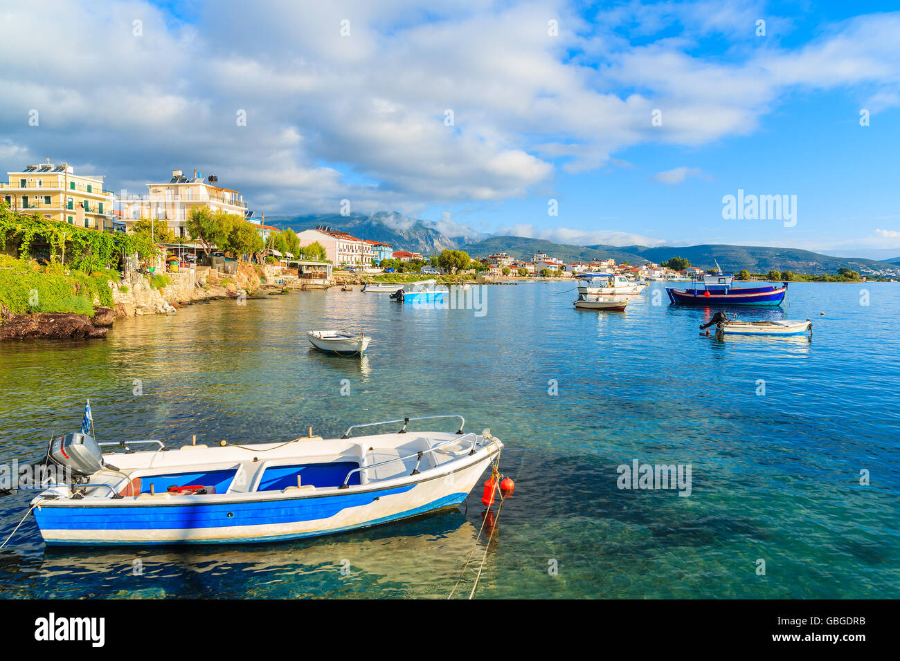 Bateaux de pêche en mer grecque bat près de port à l'heure du lever sur l'île de Samos, Grèce Banque D'Images