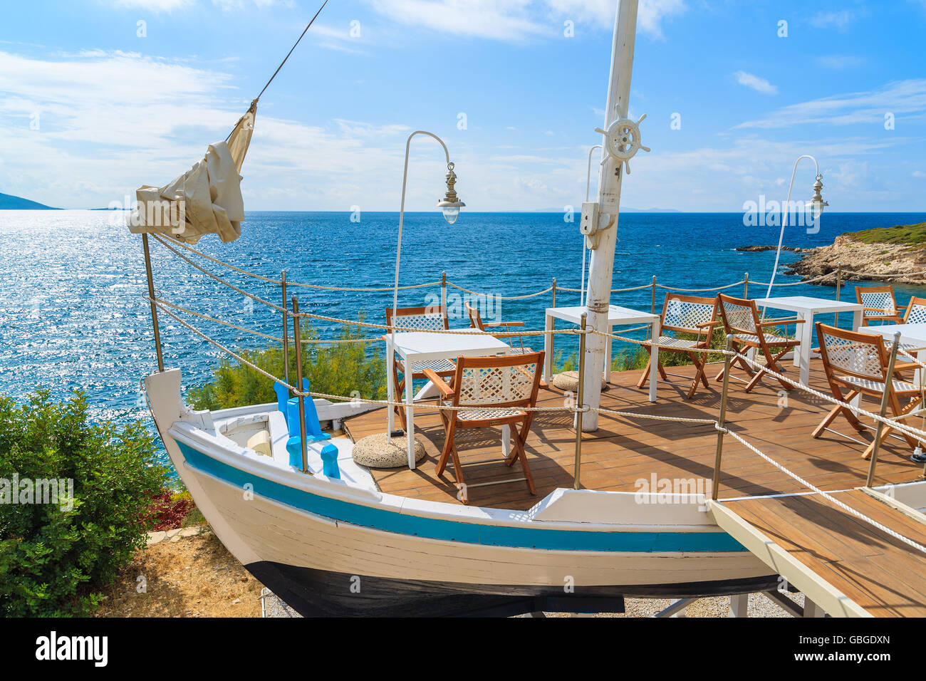 Table avec chaises sur le pont du bateau à voile traditionnel sur la côte de l'île de Samos, Grèce Banque D'Images