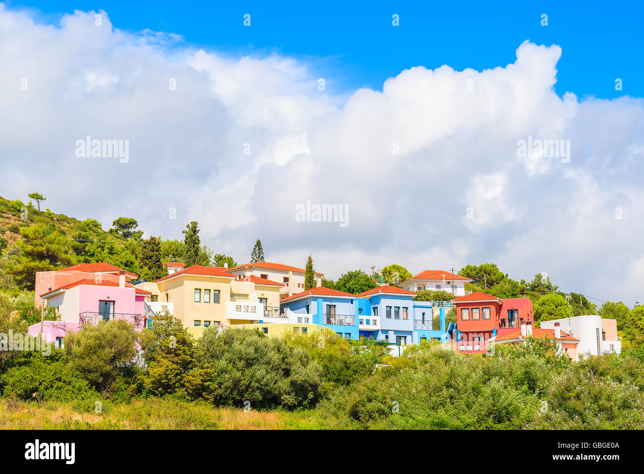 Maisons colorées en vert campagne de l'île de Samos, Grèce Banque D'Images