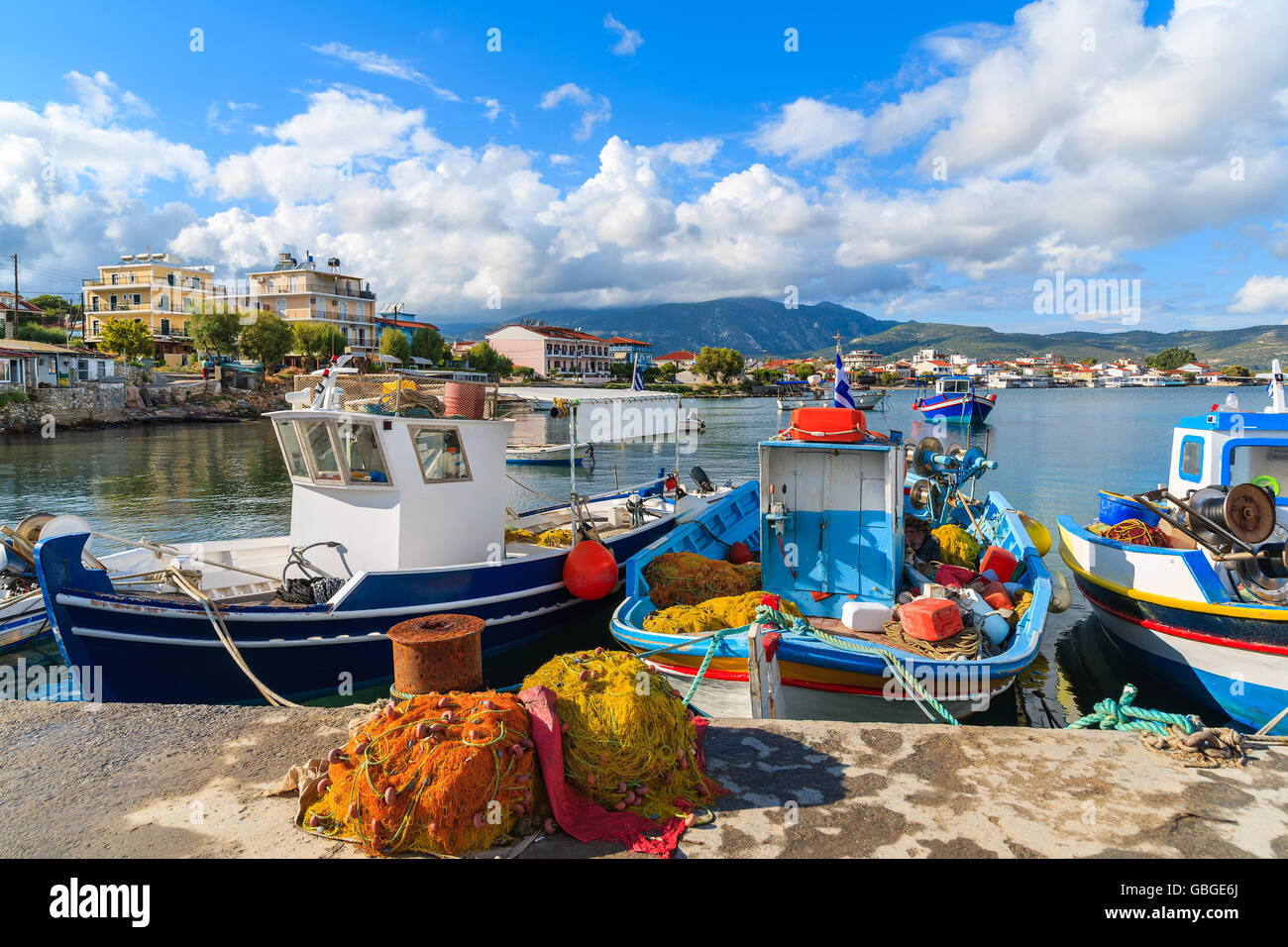 Les bateaux de pêche colorés en grec d'amarrage port sur l'île de Samos, Grèce Banque D'Images