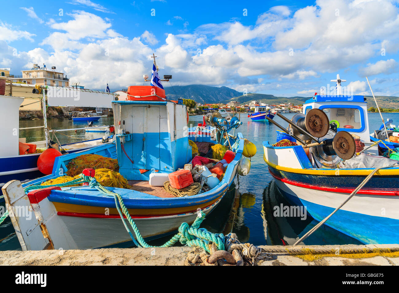 Les bateaux de pêche colorés grec typique de port sur l'île de Samos, Grèce Banque D'Images