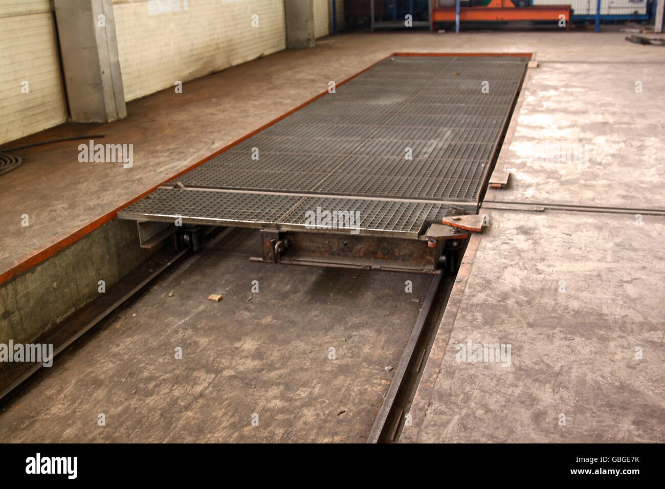 Éléments de constructions métalliques plancher dans un atelier industriel Banque D'Images