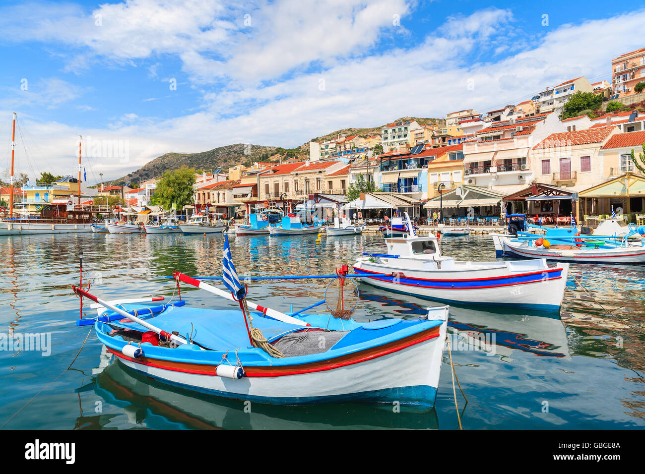 Les bateaux de pêche traditionnels grecs colorés dans Pythagorion port, l'île de Samos, Grèce Banque D'Images