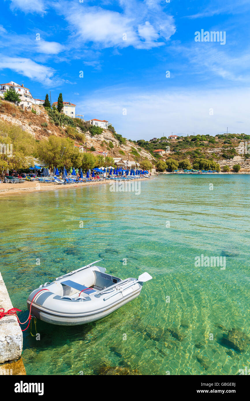 Canot bateau sur la mer turquoise de l'eau à Pythagorion beach, l'île de Samos, Grèce Banque D'Images