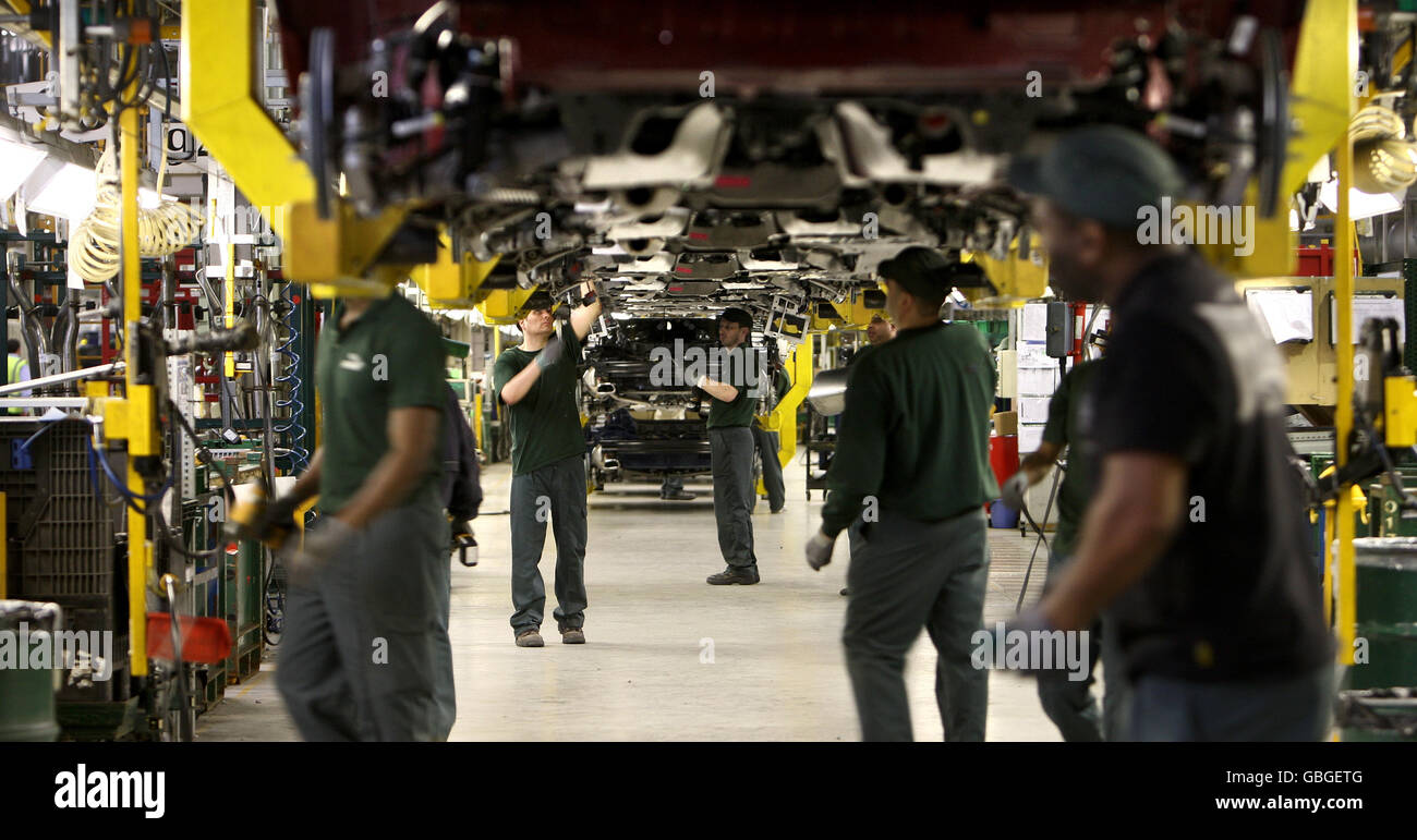 Une vue d'ensemble des travailleurs de la chaîne de production Jaguar XF à Castle Bromwich, Birmingham. Banque D'Images