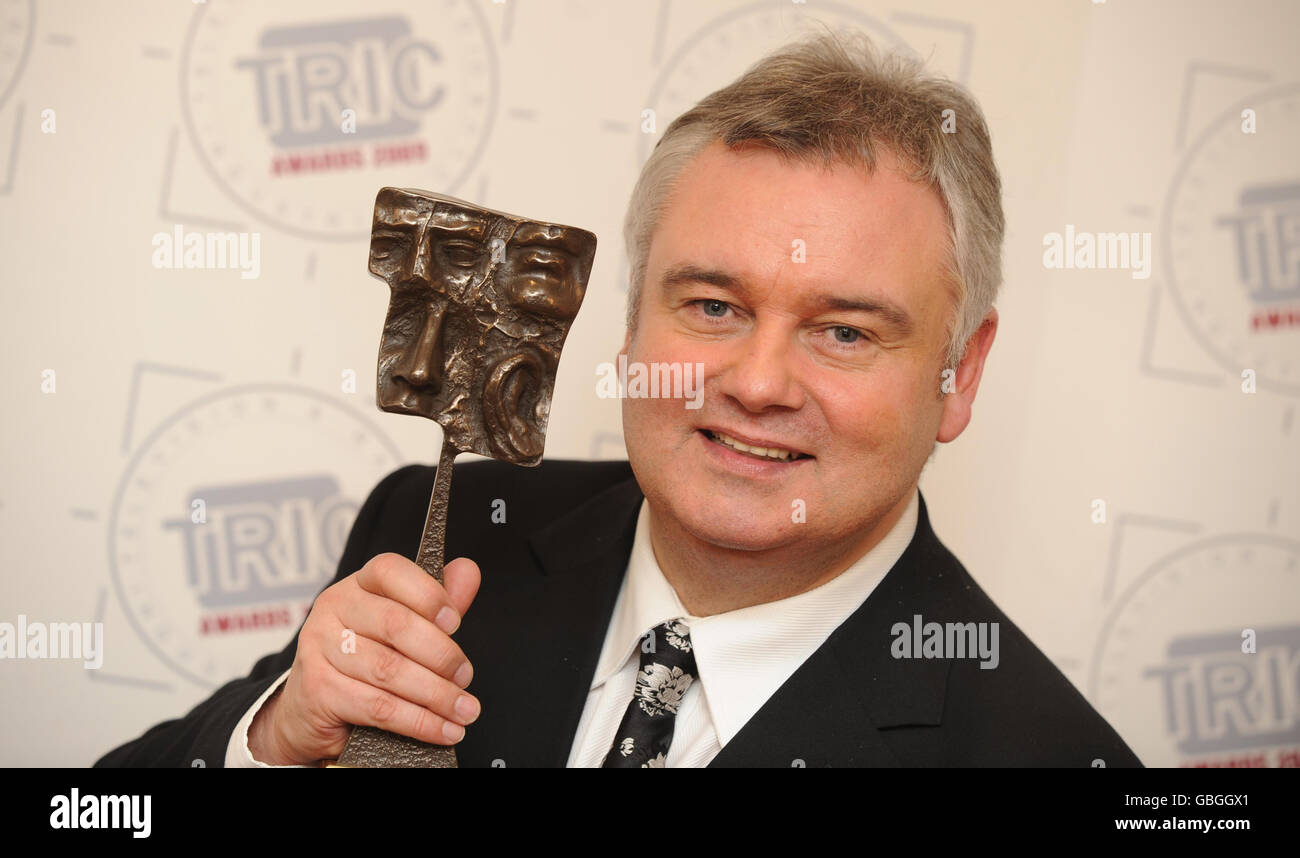 Eamonn Holmes avec son prix pour « personnalité TV numérique/satellite » lors des Tric Awards organisés au Grosvenor House Hotel, dans le centre de Londres. Banque D'Images