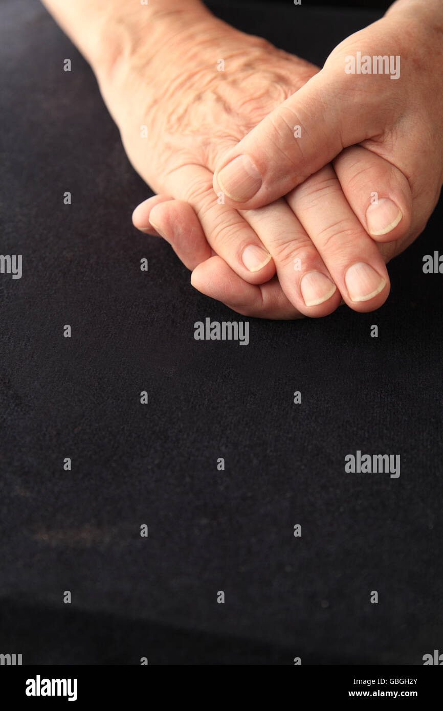 Man saisit son doigts endoloris, copie espace inclus Banque D'Images