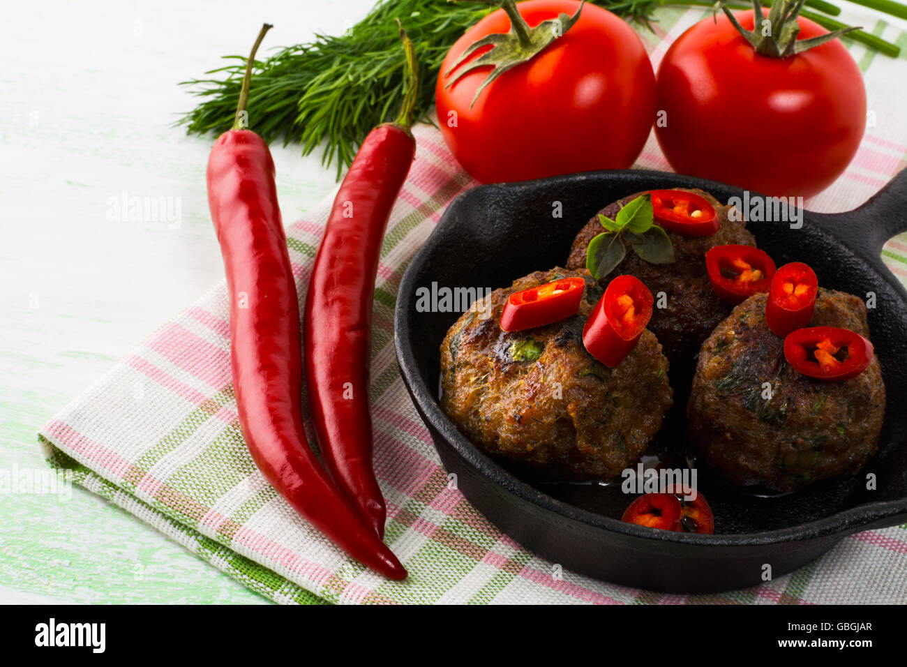 Boulettes de viande grillée avec piment. Pain de viande. Les boulettes de viande grillée.. Meatball turc. Les légumes frais. Chili Pepper. Banque D'Images