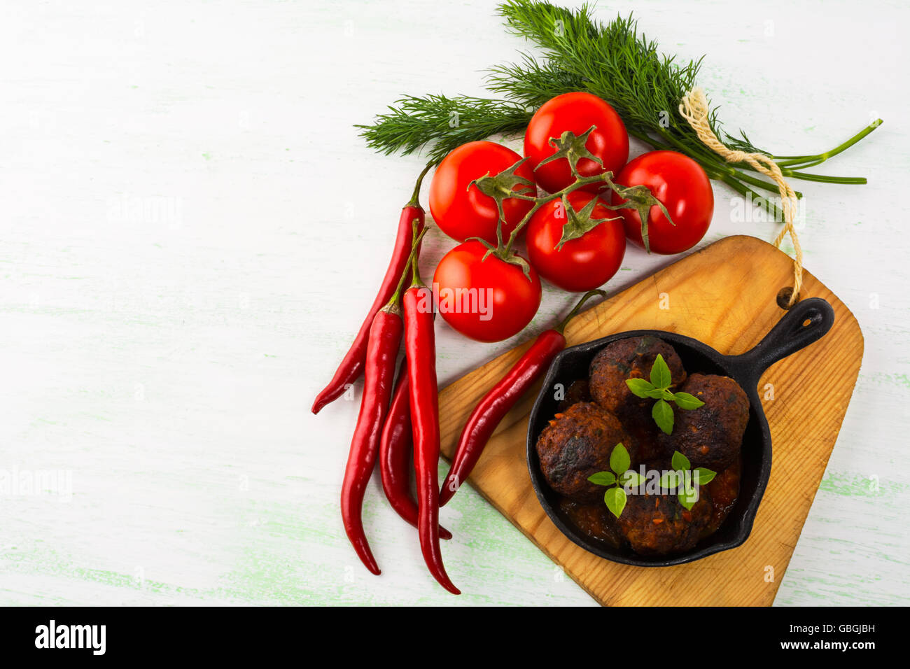 Boulettes de viande grillée avec des légumes frais. Pain de viande. Les boulettes de viande grillée.. Meatball turc. Les légumes frais. Banque D'Images