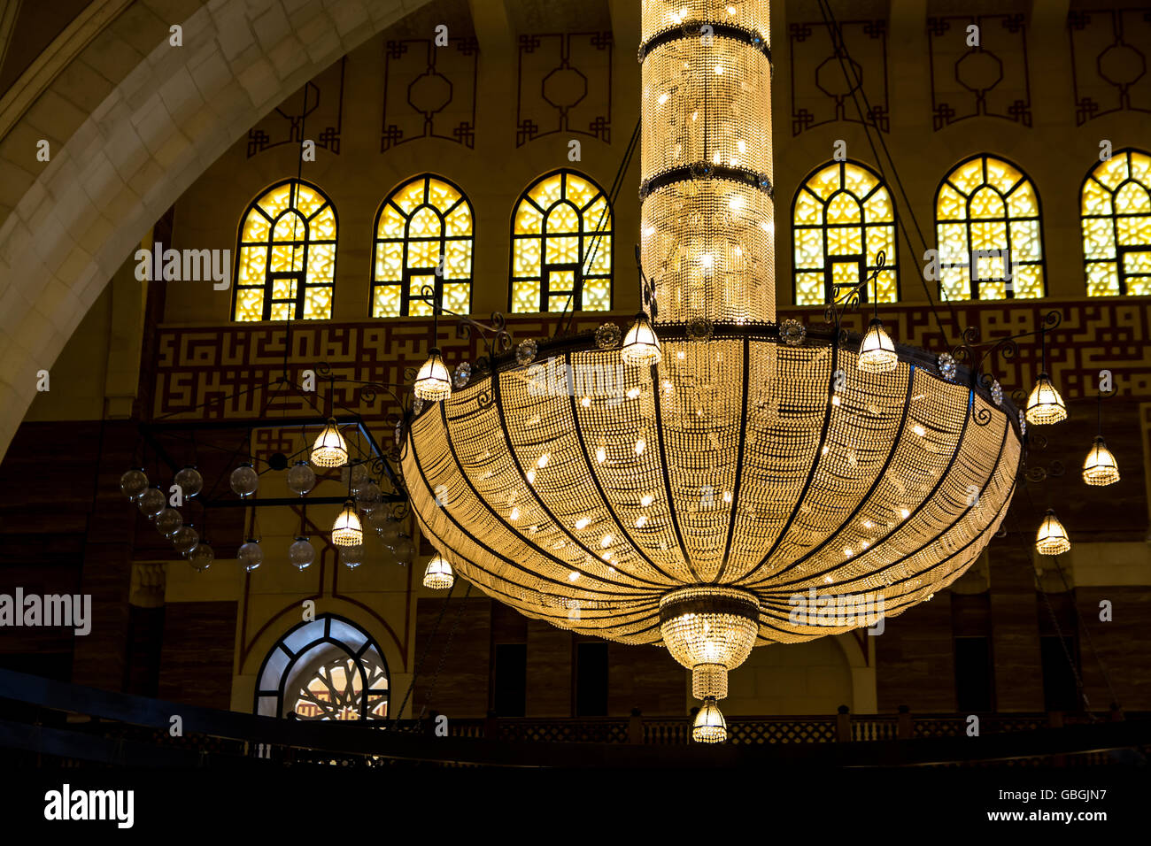 Lustre lumineux à grande mosquée Al Fateh Banque D'Images