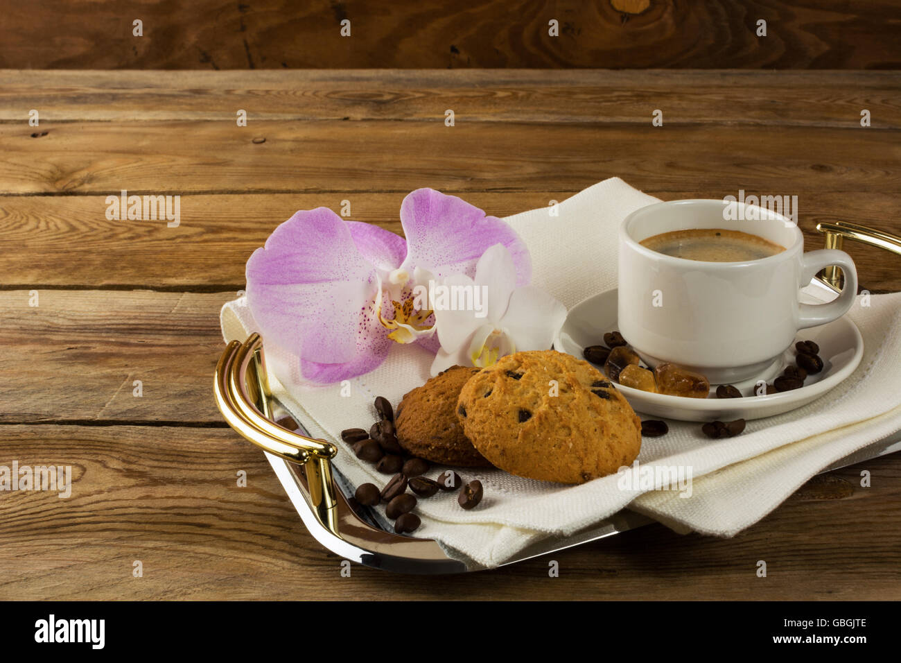 Le café du matin avec orchidée romantique. Tasse à café. Le café fort. Tasse à café. Tasse de café.café du matin. Pause café. Banque D'Images