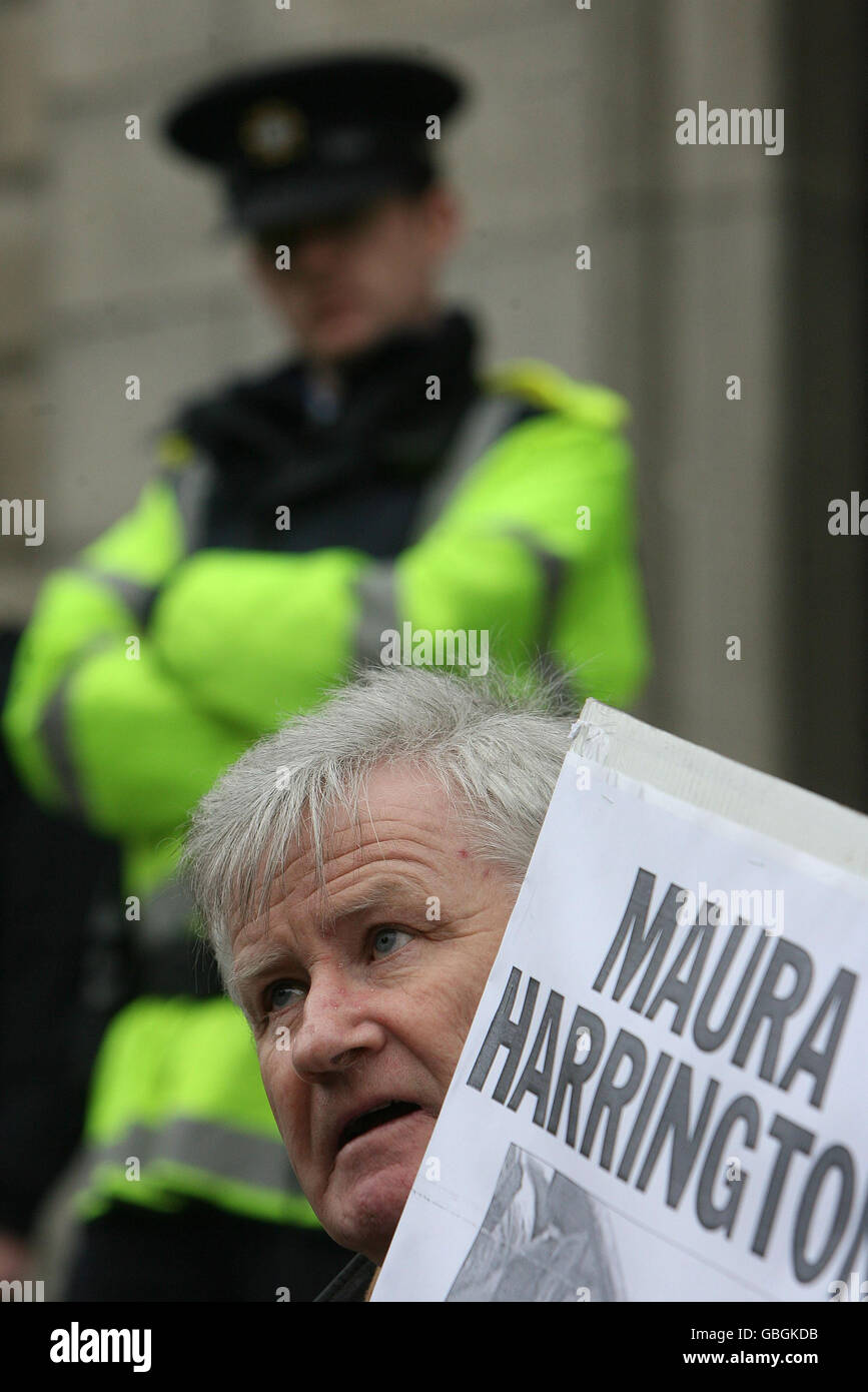 Naoise O Mongain, mari du militant anti-Corrib Maura Harrington au piquet  Shell to Sea du ministère de la Justice à Dublin, après avoir été  emprisonnée pendant trente jours pour avoir agressé un