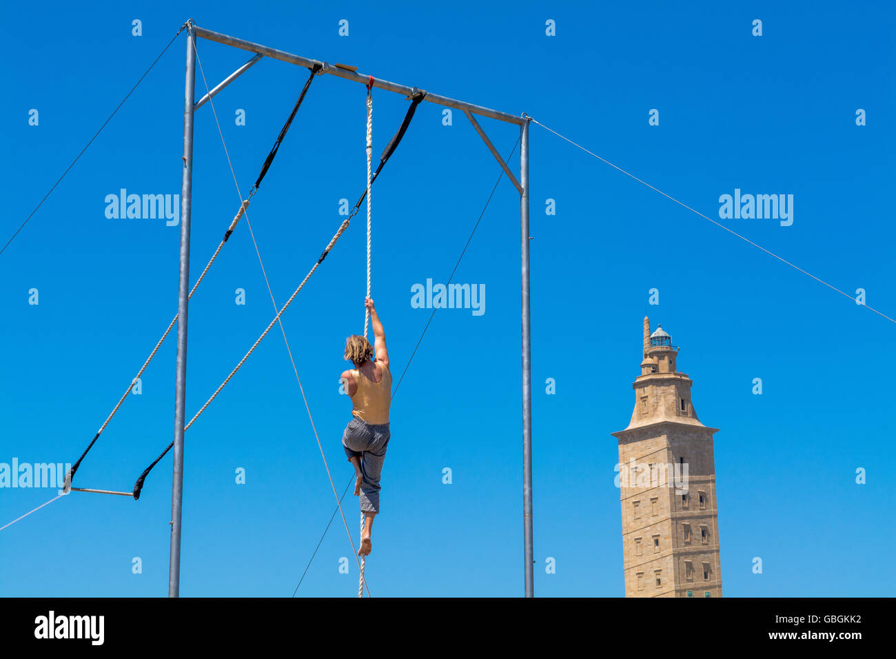Low Angle View Of Gymnast sur corde contre Ciel Bleu clair Banque D'Images