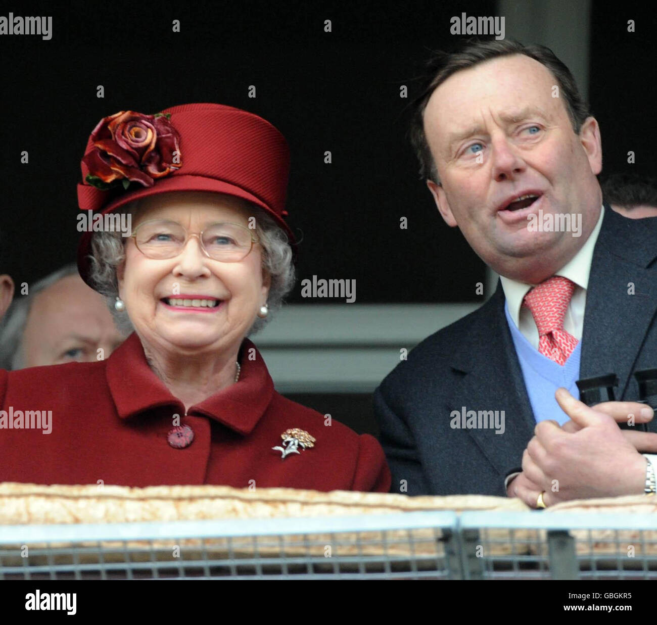 La reine Elizabeth II de Grande-Bretagne avec Nicky Henderson, l'entraîneur de son cheval Barbers Shop, pendant la course de la coupe d'or Totesport Cheltenham Steeple Chase à Cheltenham Racecourse, Cheltenham. Banque D'Images