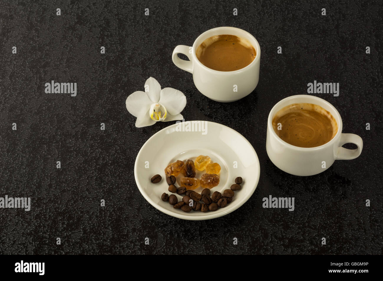 Tasses à café et les grains de café sur le fond noir. Le café du matin. Tasse à café. Pause café. Tasse de café. Banque D'Images