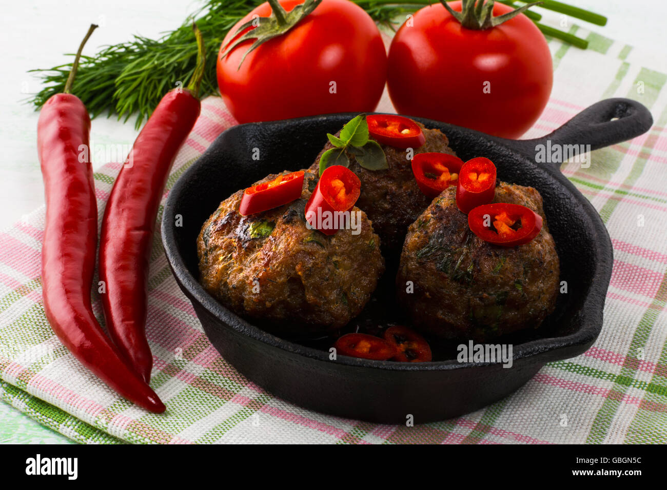 Des boulettes de viande servies dans un poêlon en fonte. Meatball turc. Pain de viande. Boulettes de viande grillées. Les boulettes de viande. Banque D'Images