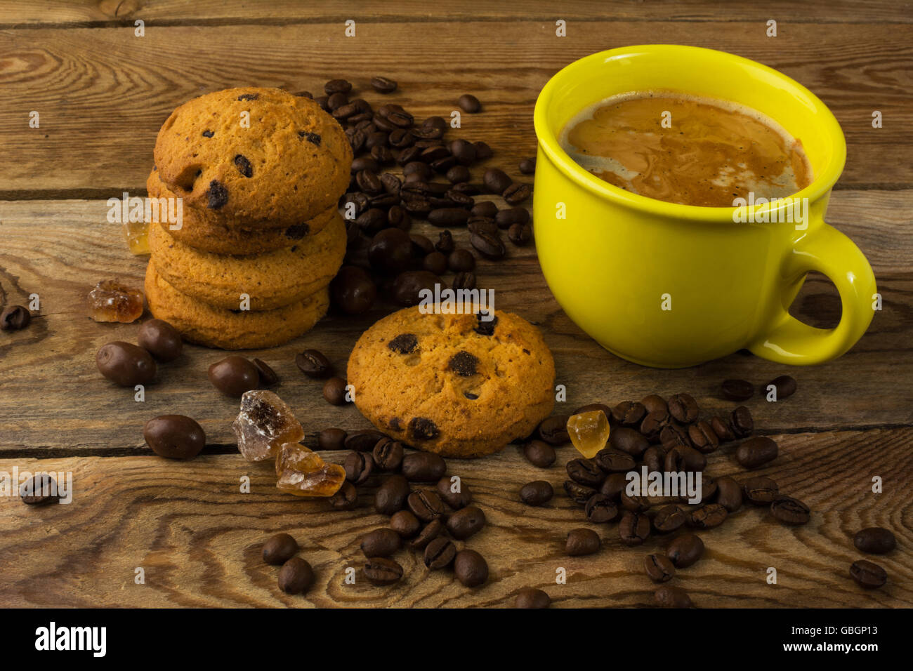 Tasse de café jaune et les cookies. Le café du matin. Tasse à café. Pause café Banque D'Images