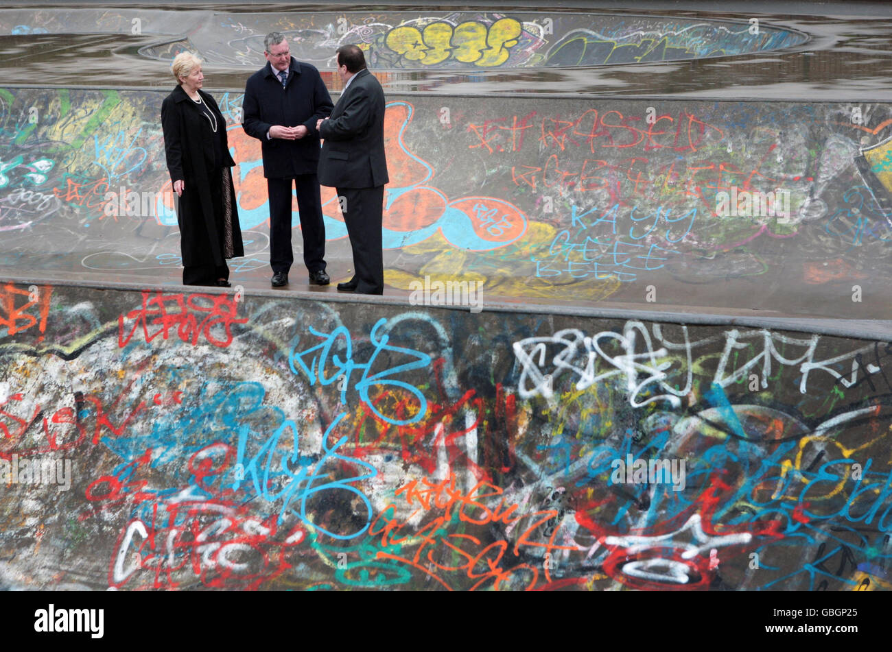 Le ministre de la sécurité communautaire, Fergus Ewing (au centre), est accompagné de Margaret et William Caldwell, parents d'Emma Caldwell, une drogué assassinée au centre-ville de Glasgow. Banque D'Images