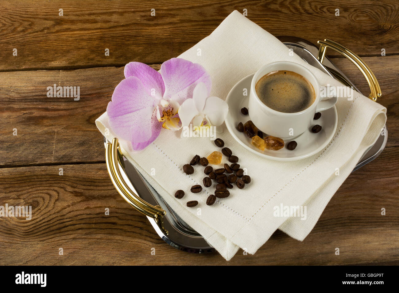 Tasse de café avec des orchidées blanches et roses. Pause café. Le café du matin. Tasse de café. Tasse à café. Le café fort. Tasse à café. Coff Banque D'Images