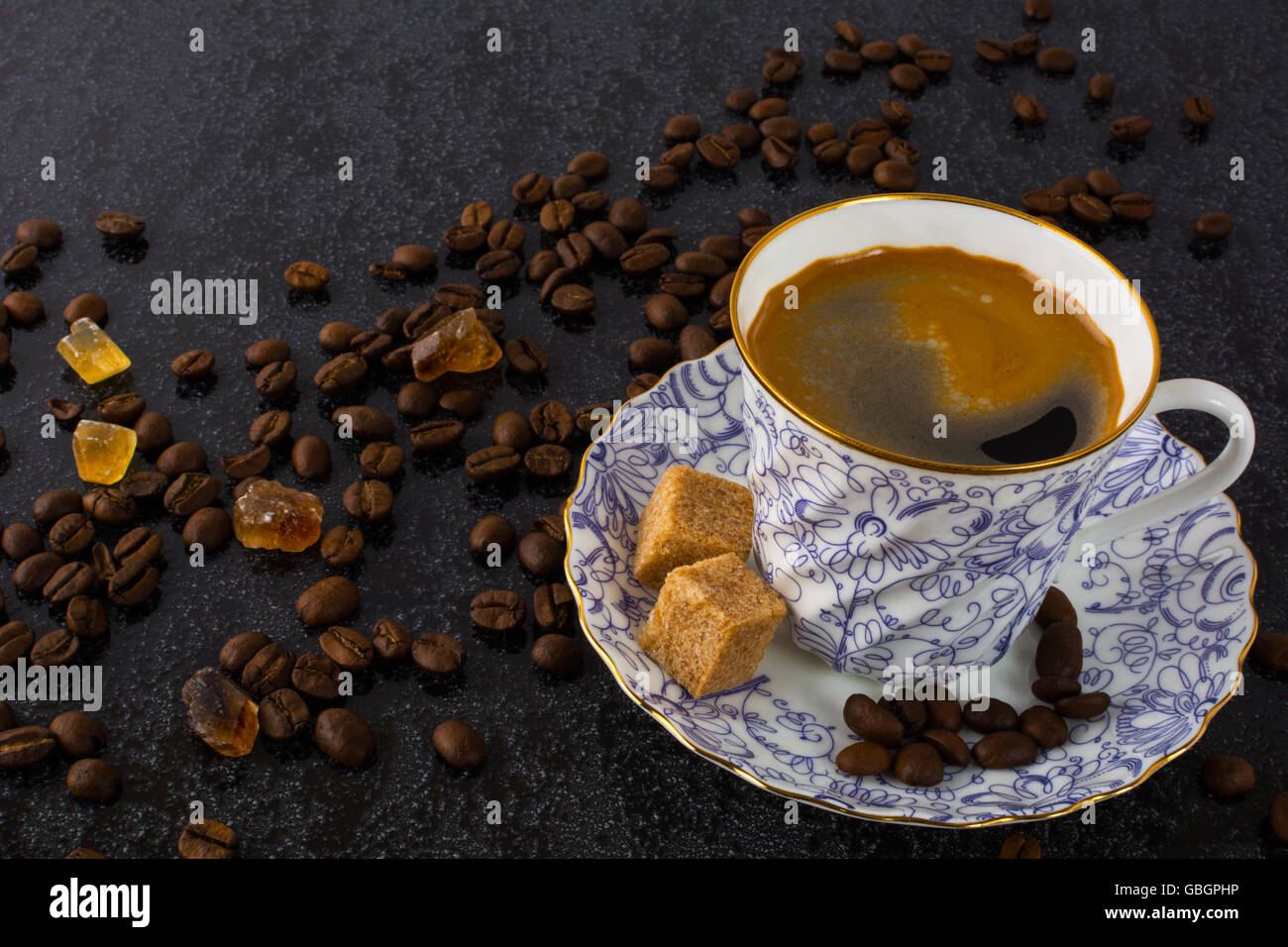 Chine tasse de café sur fond noir. Tasse à café. Tasse de café. Le café fort. Le café du matin. Tasse à café. Le café fort. C Banque D'Images