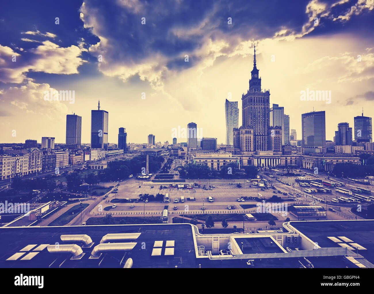 Vieux film granuleux avec le centre-ville de Varsovie de style palais de la Culture et de la science et de gratte-ciel au coucher du soleil, la Pologne. Banque D'Images
